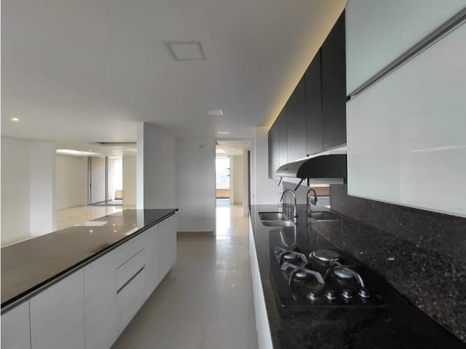 Apartamento de 3 alcobas en venta en El Poblado, Medellín, 219 m² · foto 11 de 24