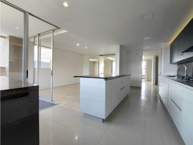 Apartamento de 3 alcobas en venta en El Poblado, Medellín, 219 m² · foto 12 de 24