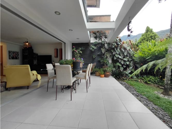 Casa de 5 alcobas en venta en La Inmaculada, Envigado, 194 m² · foto 3 de 24