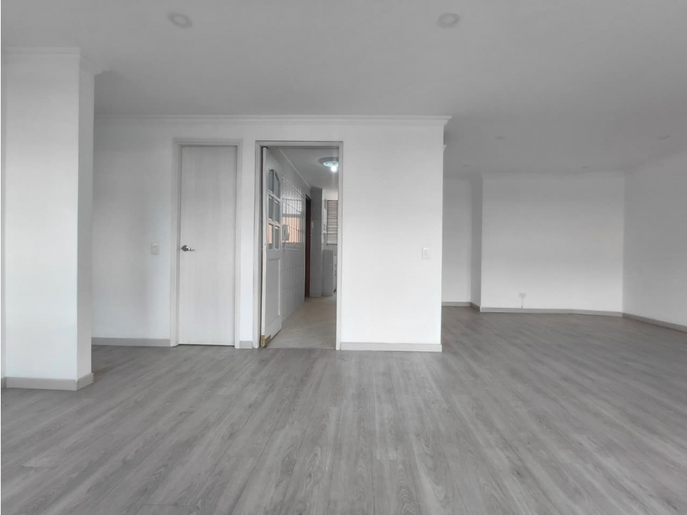 Apartamento en venta en Laureles, Medellín · foto 3 de 24