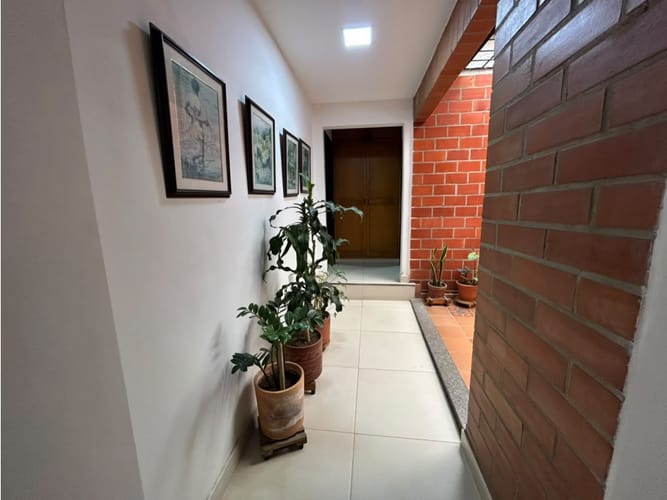 Casa de 11 alcobas en venta en Belén Los Alpes, Medellín, 396 m² · foto 2 de 24