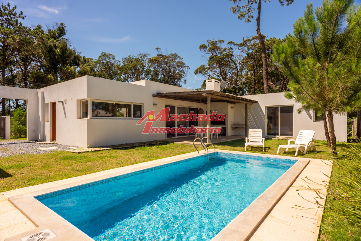 VENTA DE CASA CON PISCINA EN LA BARRA 3 DORMITORIOS