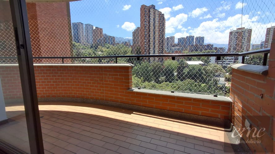 Apartamento de 4 alcobas en arriendo en El Poblado, Medellín, 117 m² · foto 2 de 18