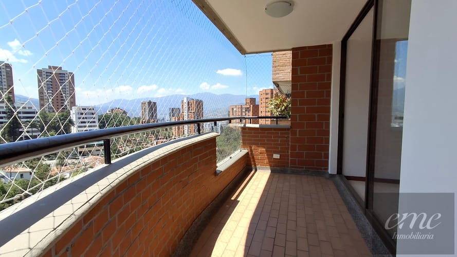Apartamento de 4 alcobas en arriendo en El Poblado, Medellín, 117 m² · foto 3 de 18