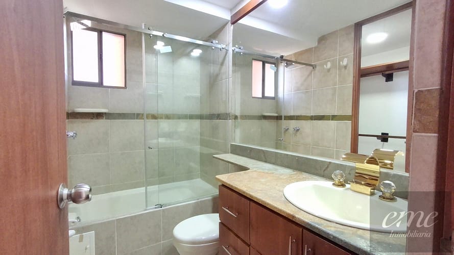 Apartamento de 4 alcobas en arriendo en El Poblado, Medellín, 117 m² · foto 17 de 18
