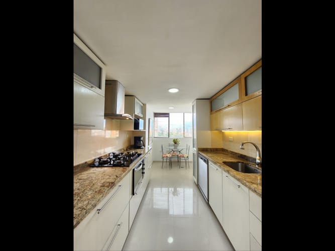Apartamento de 3 alcobas en venta en San Lucas, Medellín, 190 m² · foto 16 de 24