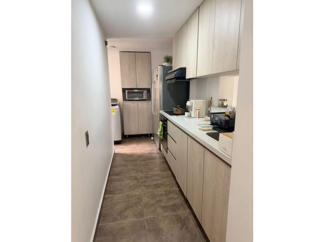 Apartamento de 3 alcobas en venta en Loma De Los Bernal, Medellín, 90 m² · foto 2 de 10