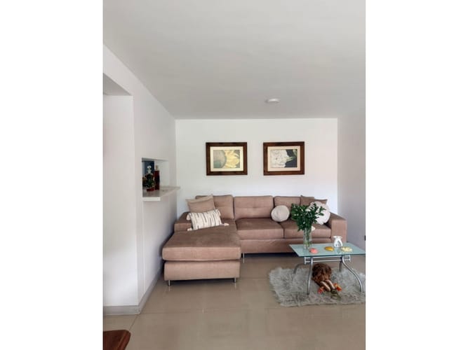 Apartamento de 3 alcobas en venta en Loma De Los Bernal, Medellín, 90 m² · foto 3 de 10