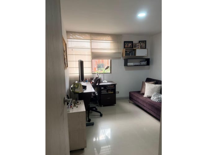 Apartamento de 3 alcobas en venta en Loma De Los Bernal, Medellín, 90 m² · foto 5 de 10