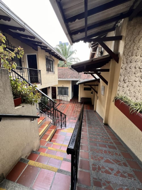 Casa de 12 alcobas en venta en Centenario, Cali, 1023 m² · foto 5 de 17