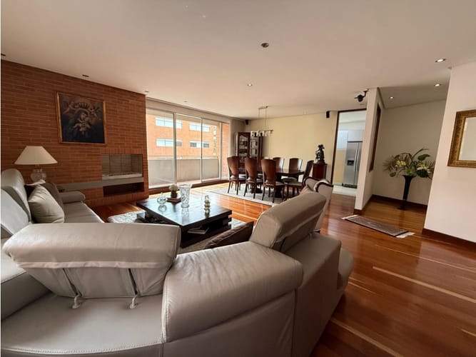 Apartamento de 3 alcobas en venta en Los Rosales, Bogotá, 210 m² · foto 4 de 24