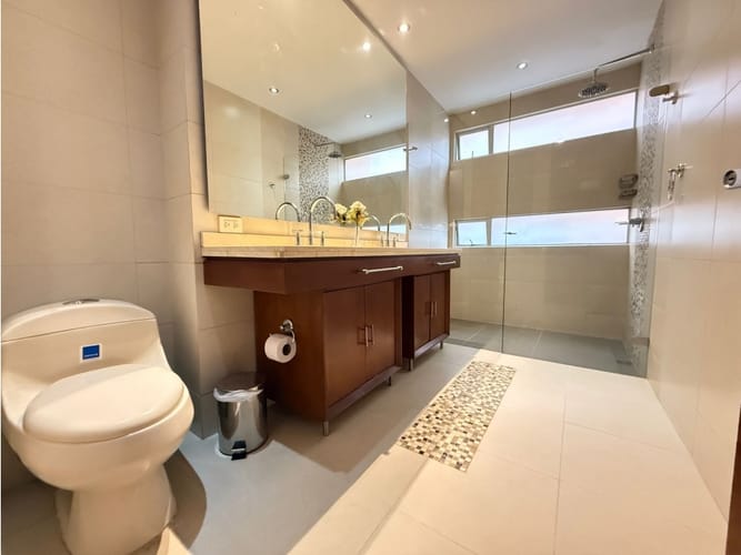 Apartamento de 3 alcobas en venta en Los Rosales, Bogotá, 210 m² · foto 10 de 24
