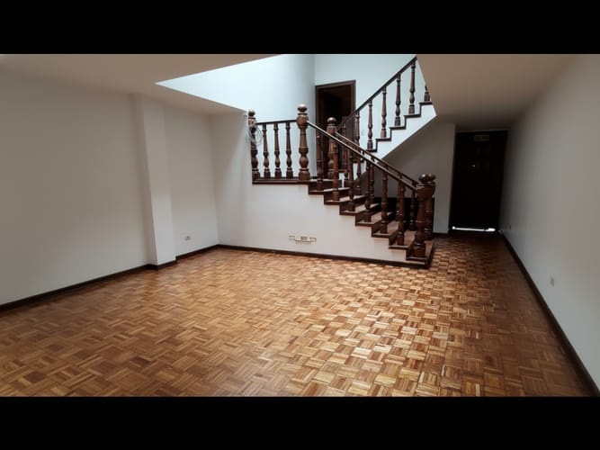 Casa de 9 alcobas en venta en Nueva Autopista, Bogotá, 480 m² · foto 2 de 10