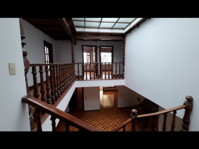 Casa de 9 alcobas en venta en Nueva Autopista, Bogotá, 480 m² · foto 3 de 10