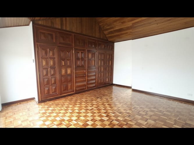 Casa de 9 alcobas en venta en Nueva Autopista, Bogotá, 480 m² · foto 8 de 10