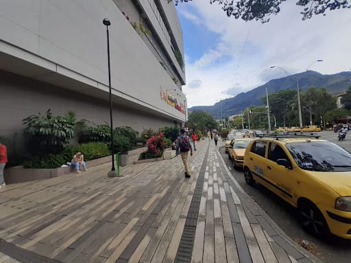 Local en arriendo en Miraflores, Medellín, 144 m² · foto 2 de 7