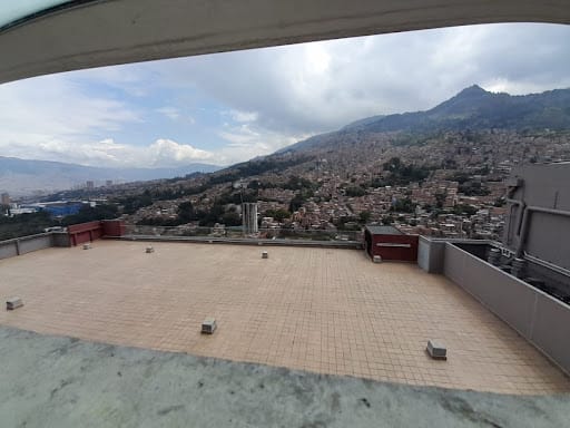 Local en arriendo en Miraflores, Medellín, 1020 m² · foto 7 de 14