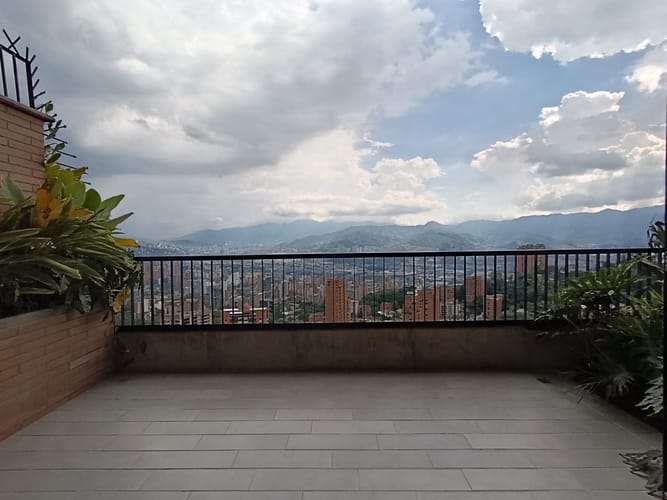 Apartamento de 2 alcobas en arriendo en El Poblado, Medellín, 93 m² · foto 2 de 15