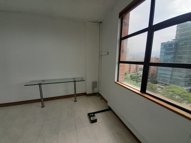 Oficina en arriendo en El Poblado, Medellín, 36 m² · foto 2 de 13