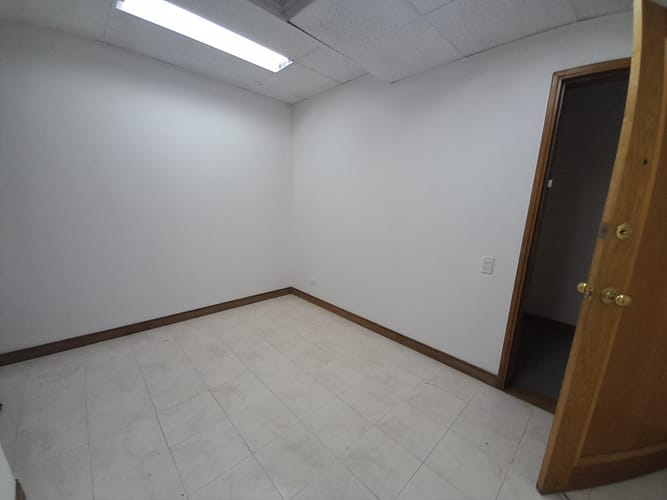 Oficina en arriendo en El Poblado, Medellín, 36 m² · foto 11 de 13