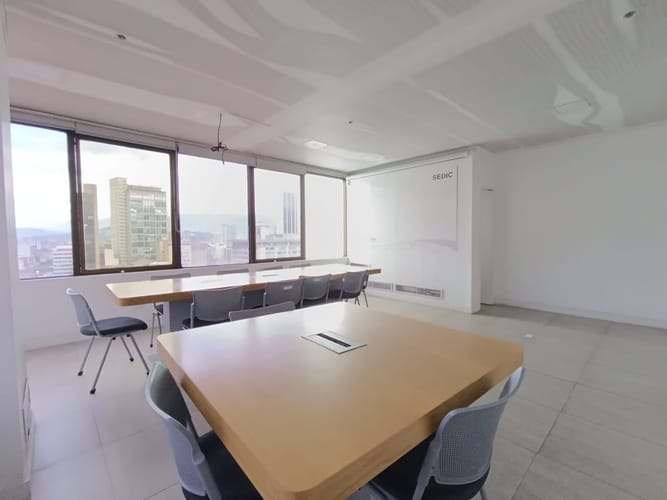 Oficina en arriendo en La Candelaria, Medellín, 211 m² · foto 18 de 20