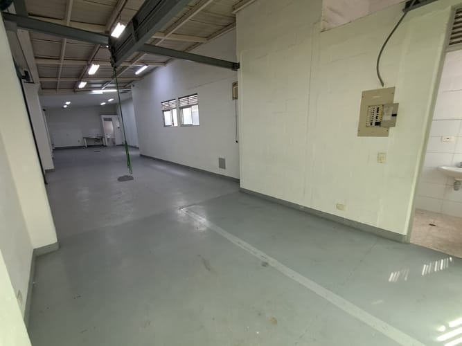 Bodega en arriendo en Guayabal, Medellín, 160 m² · foto 2 de 12