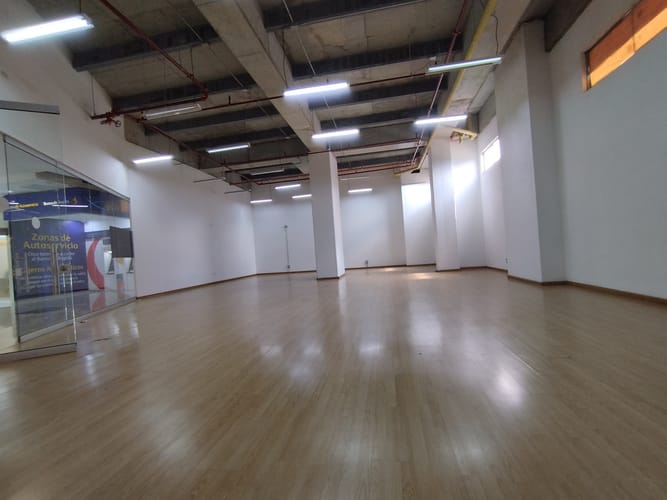 Local en arriendo en El Chagualo, Medellín, 166 m² · foto 2 de 9