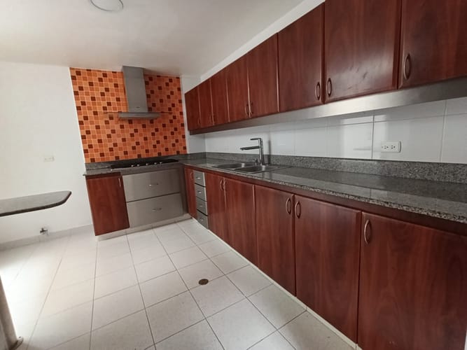 Casa de 3 alcobas en arriendo en Loma El Atravesado, Envigado, 250 m² · foto 2 de 20
