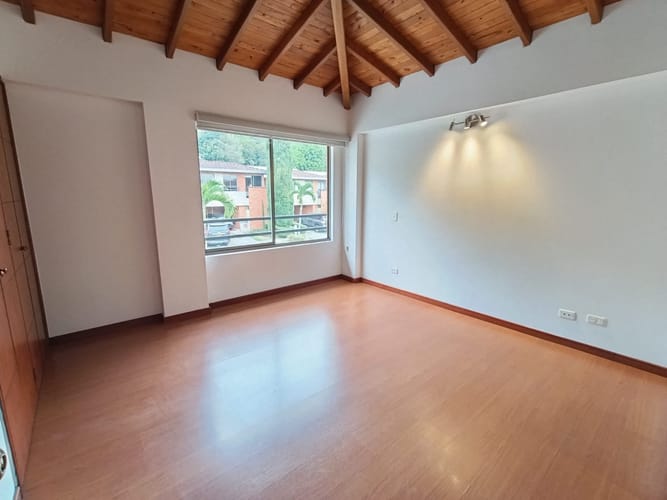 Casa de 3 alcobas en arriendo en Loma El Atravesado, Envigado, 250 m² · foto 16 de 20