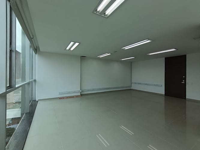 Oficina en arriendo en El Poblado, Medellín, 47 m² · foto 2 de 8