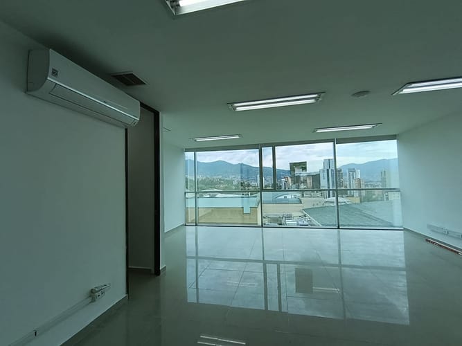Oficina en arriendo en El Poblado, Medellín, 47 m² · foto 4 de 8