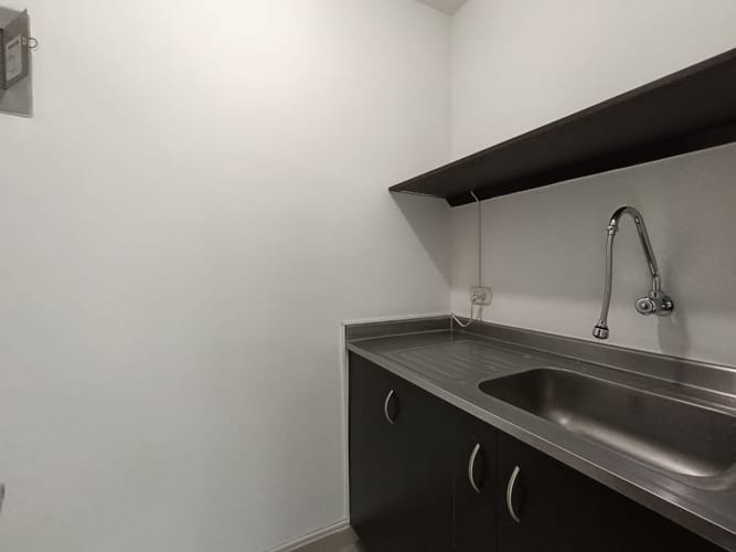 Oficina en arriendo en El Poblado, Medellín, 47 m² · foto 7 de 8