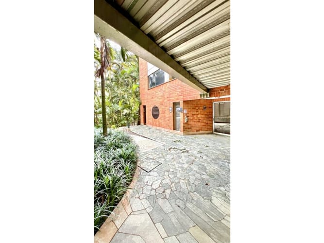 Apartamento de 3 alcobas en venta en El Castillo, Medellín, 80 m² · foto 2 de 13