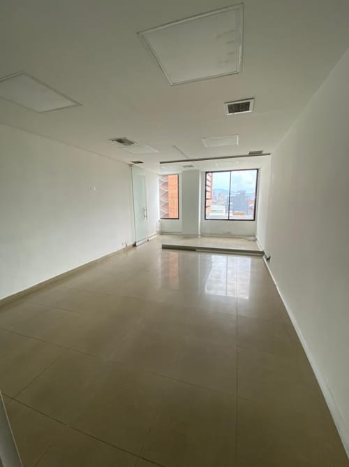 Oficina en arriendo en El Poblado, Medellín, 32 m² · foto 2 de 7