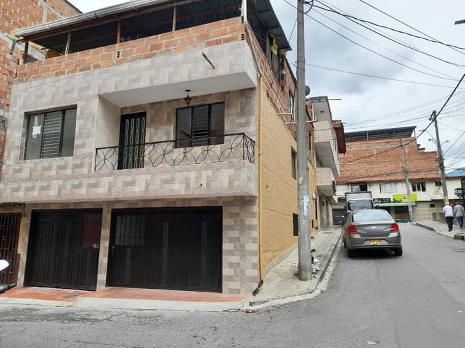 Casa de 3 alcobas en arriendo en Los Alcazares, Medellín, 91 m² · foto 13 de 20