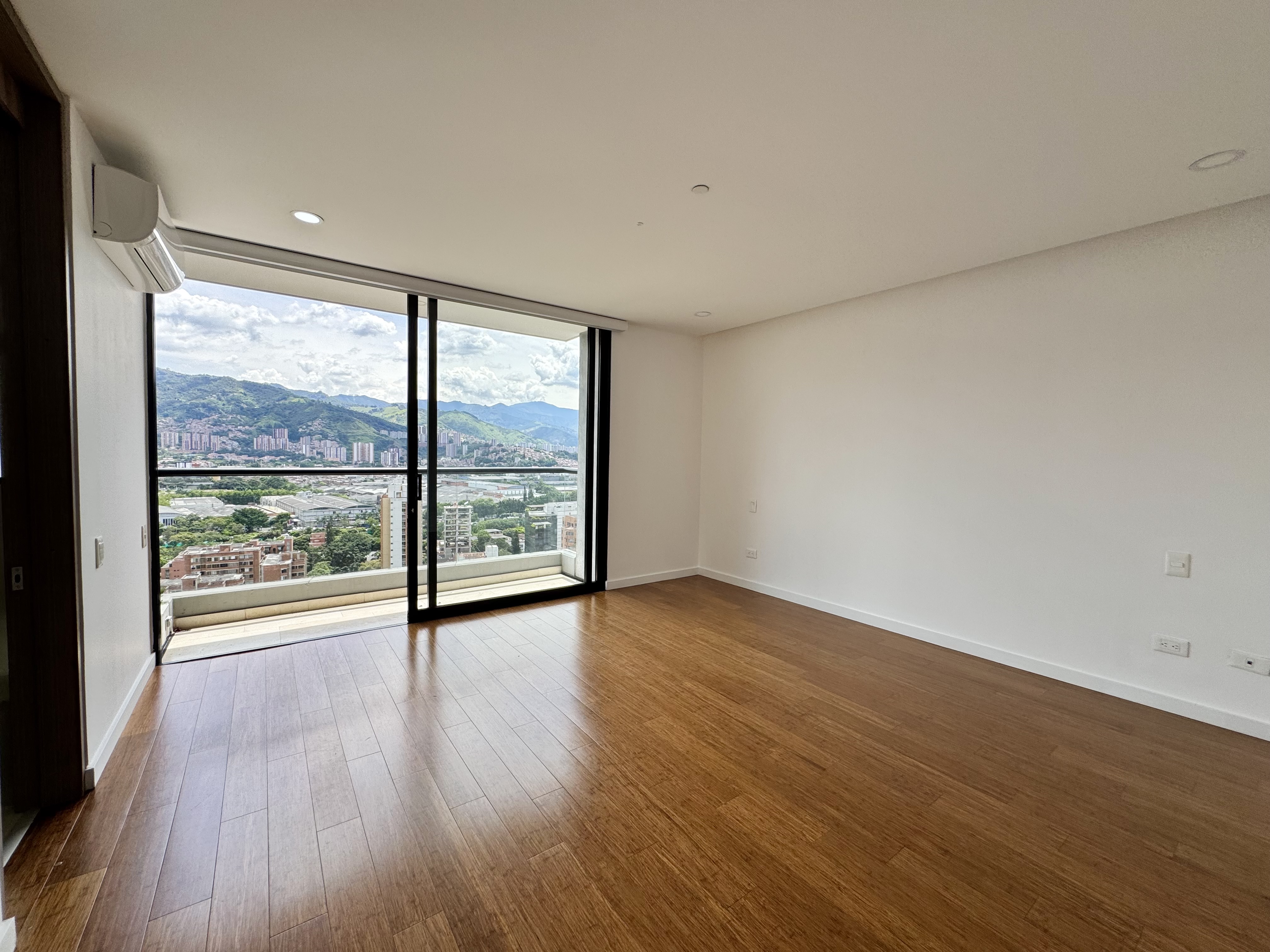 Apartamento en arriendo en El Poblado, Medellín · foto 2 de 19