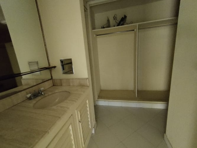 Casa de 6 alcobas en arriendo en Urbanización Las Cumbres, Medellín, 400 m² · foto 8 de 20