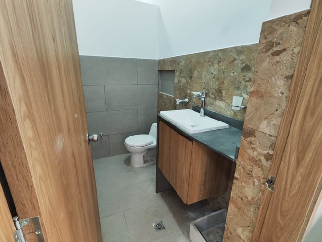 Local en arriendo en La Castellana, Medellín, 82 m² · foto 3 de 8