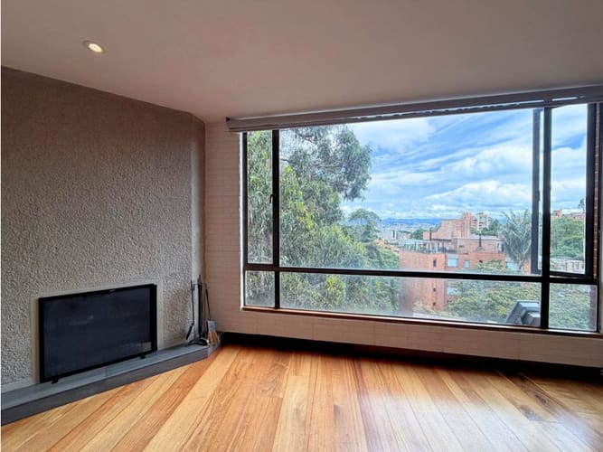 Apartamento de 2 alcobas en venta en Los Rosales, Bogotá, 150 m² · foto 2 de 18