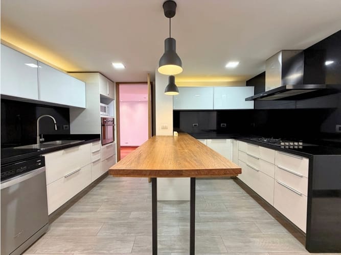 Apartamento de 2 alcobas en venta en Los Rosales, Bogotá, 150 m² · foto 5 de 18
