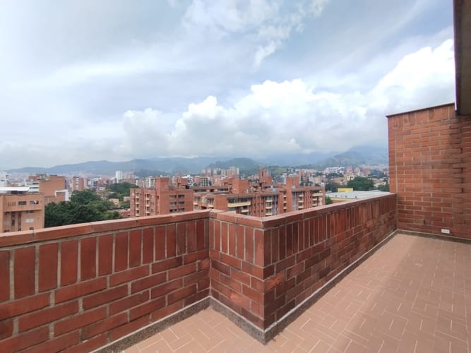 Apartamento de 4 alcobas en arriendo en Laureles, Medellín, 240 m² · foto 2 de 20