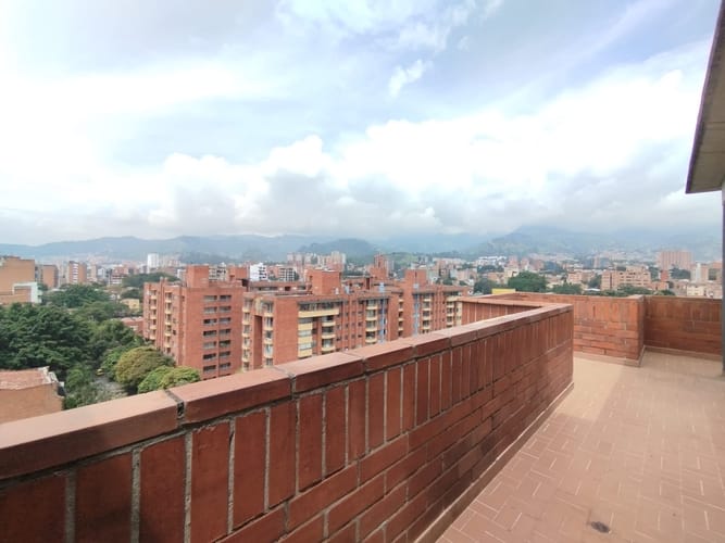 Apartamento de 4 alcobas en arriendo en Laureles, Medellín, 240 m² · foto 5 de 20