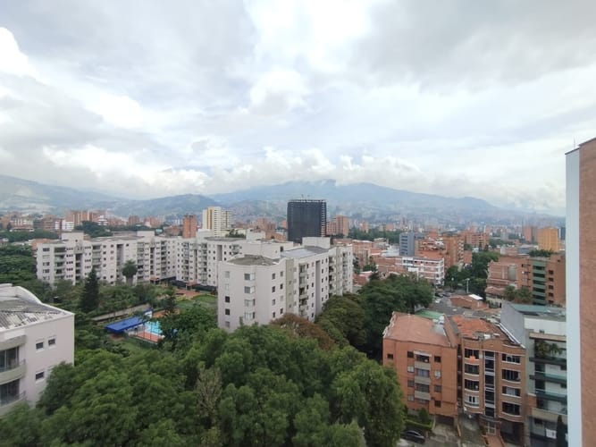 Apartamento de 4 alcobas en arriendo en Laureles, Medellín, 240 m² · foto 16 de 20