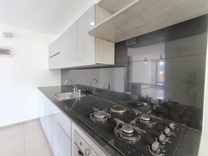 Apartamento de 2 alcobas en arriendo en El Poblado, Medellín, 79 m² · foto 5 de 18