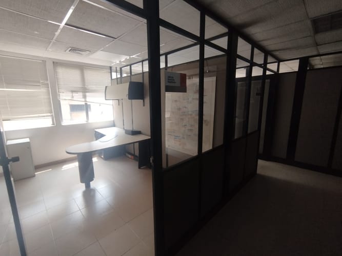 Oficina en arriendo en La Candelaria, Medellín, 411 m² · foto 17 de 18