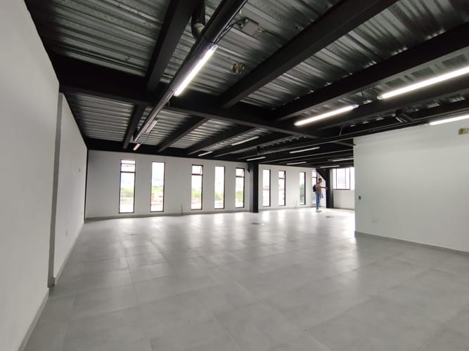 Bodega en arriendo en Laureles, Medellín, 120 m² · foto 2 de 10