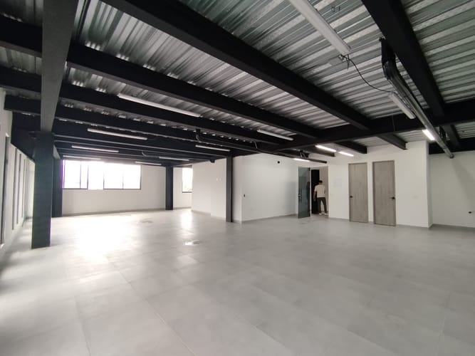 Bodega en arriendo en Laureles, Medellín, 120 m² · foto 6 de 10