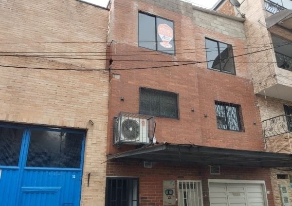 Bodega en arriendo en Cristo Rey, Medellín, 167 m² · foto 2 de 9