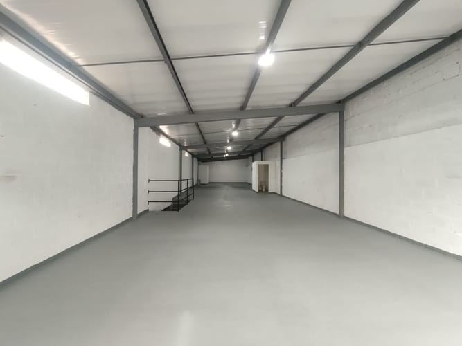 Bodega en arriendo en Cristo Rey, Medellín, 167 m² · foto 3 de 9