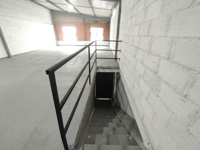 Bodega en arriendo en Cristo Rey, Medellín, 167 m² · foto 5 de 9